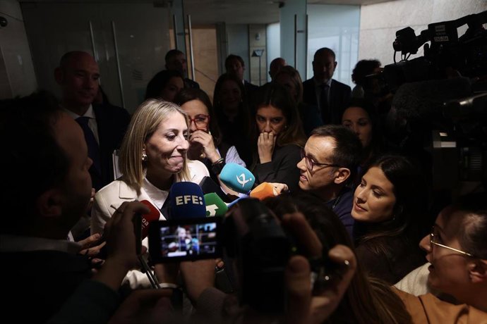 La candidata del PP a la Presidencia de la Junta de Extremadura, María Guardiola, atiende a los medios tras el rechazo de su investidura