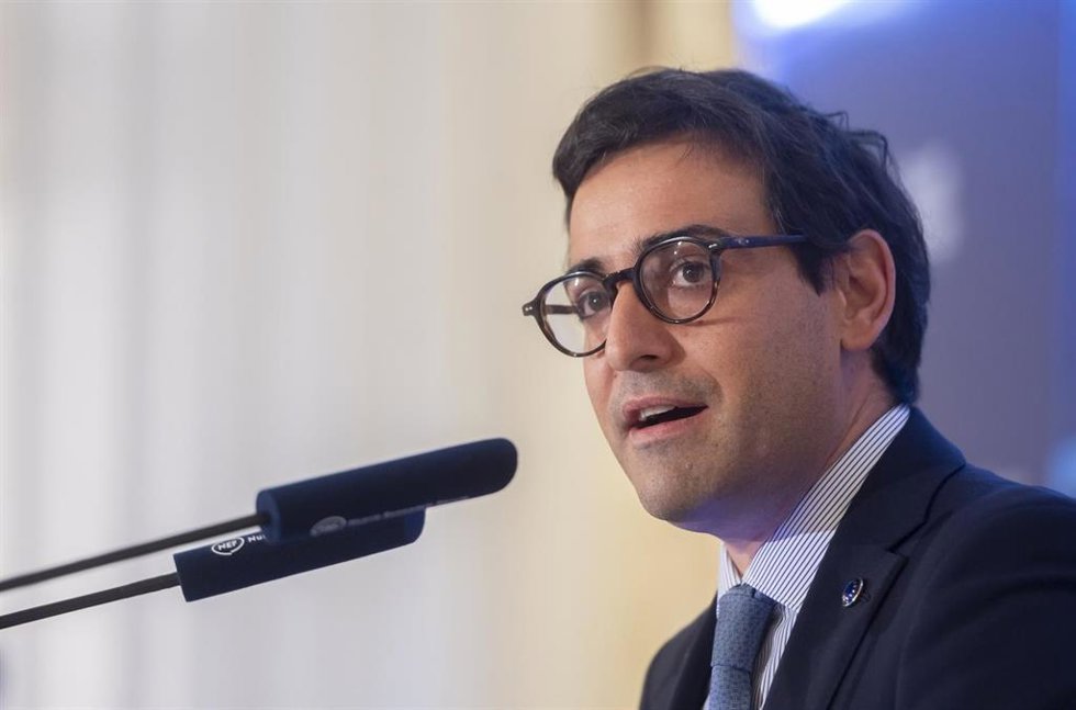 Archivo - El vicepresidente ejecutivo de Prosperidad y Estrategia Industrial de la Comisión Europea, Stéphane Séjourn, participa en un desayuno informativo de Fórum Europa, a 2 de octubre de 2025, en Madrid (España).