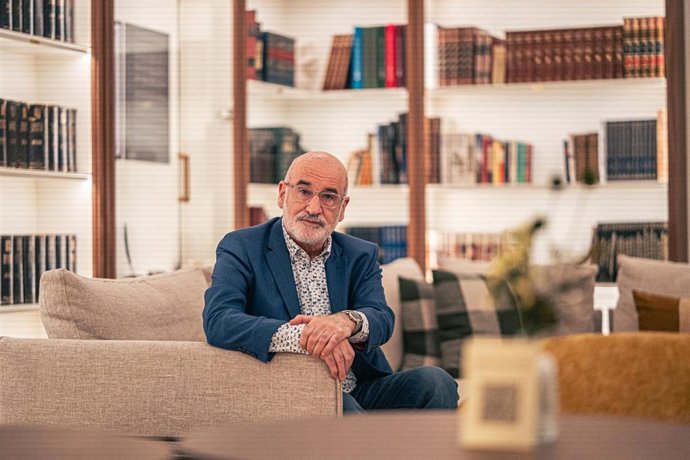 El escritor Fernando Aramburu durante un encuentro con medios por su nueva novela ‘Maite’, en el Hotel Casa de las Artes, a 4 de marzo de 2026, en Madrid (España). El libro transcurre en San Sebastián durante los cuatro días del secuestro y asesinato de M