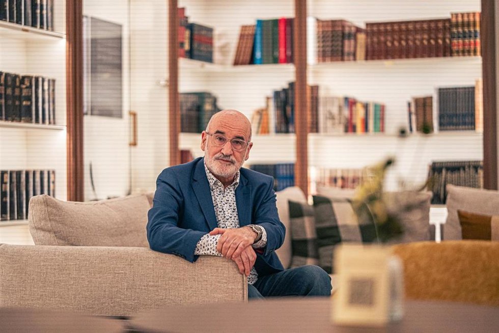 El escritor Fernando Aramburu durante un encuentro con medios por su nueva novela Maite, en el Hotel Casa de las Artes, a 4 de marzo de 2026, en Madrid (España). El libro transcurre en San Sebastián durante los cuatro días del secuestro y asesinato de