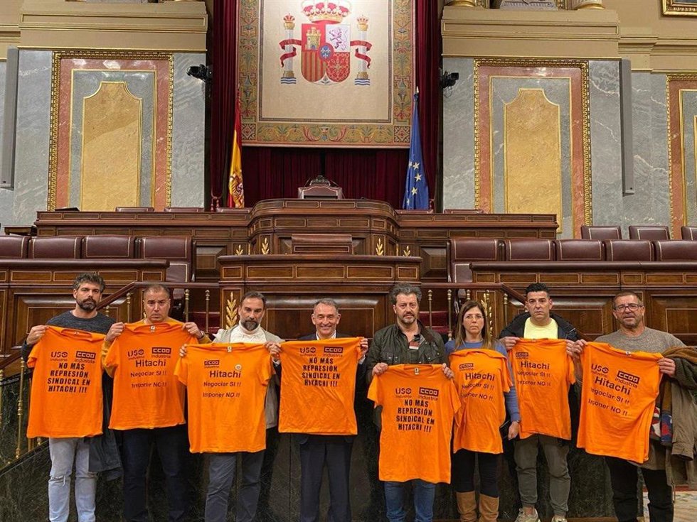 Archivo - Representantes del comité de empresa de Hitachi Energy y el portavoz de IU en el Congreso y diputado de Sumar por Córdoba, Enrique Santiago (centro), en un encuentro en el Congreso de los Diputados.