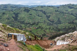 Archivo - Trabajadores en una mina de coltán en Rubaya, en el este de República Democrática del Congo (RDC), en una fotografía de archivo