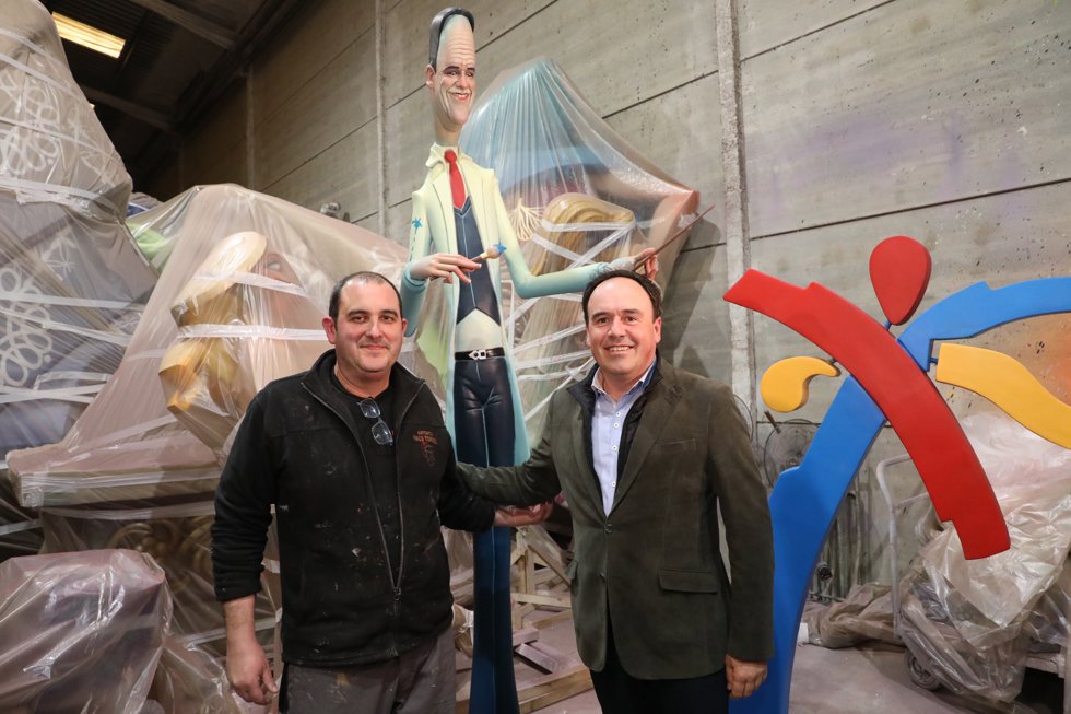 El 'president' de la Generalitat, Juanfran Pérez Llorca, visita el taller del artista fallero Paco Torres
