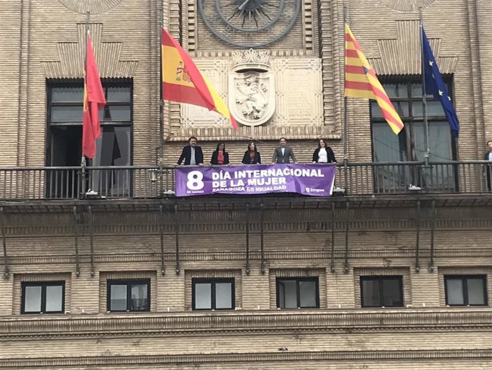 Colocación de la tradicional pancarta con el lema 'Zaragoza es igualdad', con motivo del 8 de marzo, Día Internacional de las Mujeres