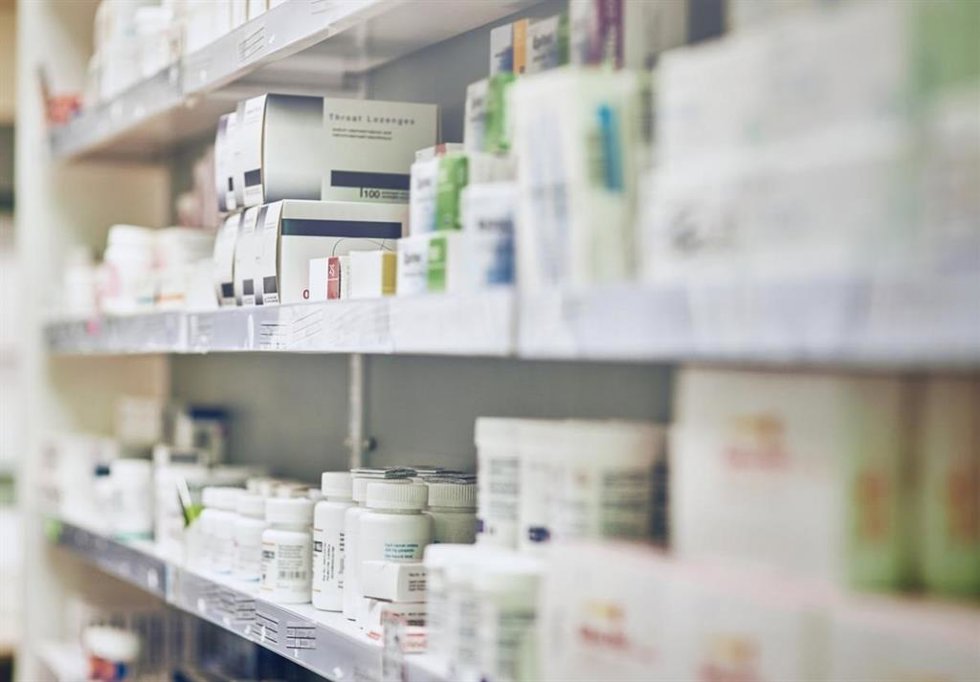 Archivo - Medicamentos en una farmacia.