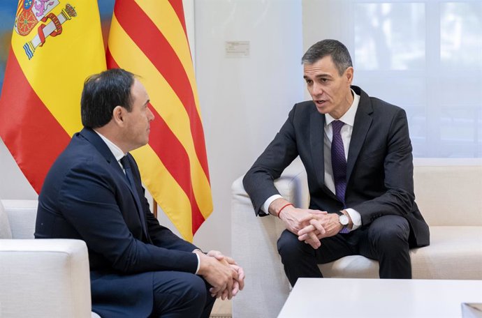 Archivo - Arxiu - Imatge d'arxiu del president del Govern, Pedro Sánchez (d), i el president de la Generalitat valenciana, Juanfran Pérez Llorca (e), durant la reunió mantinguda en el Palau de la Moncloa, a 17 de desembre del 2025.