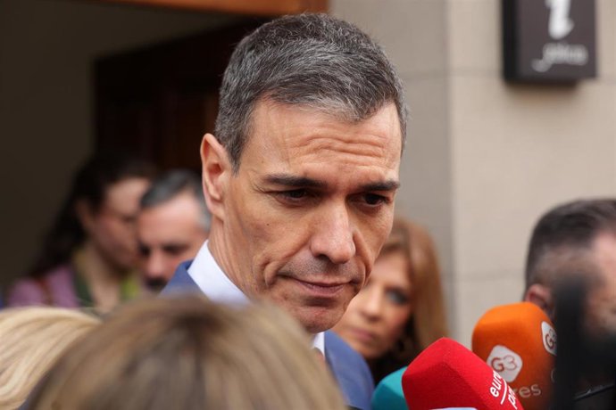 El presidente del Gobierno, Pedro Sánchez, a la salida de la capilla ardiente por Fernando Ónega situada en la Casa de Galicia de Madrid, a 04 de marzo de 2026, en Madrid (España). El periodista Fernando Ónega ha muerto a los 78 años.