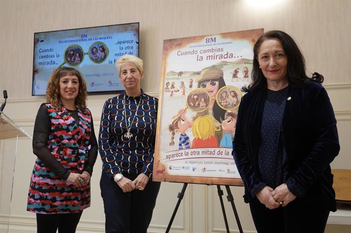 La diputada de Igualdad, Pilar Martín (dcha), con técnicas de la Unidad de Igualdad de la Diputación.