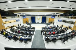 El Salvador elimina restricciones de propiedad extranjera en bancos para atraer inversión.