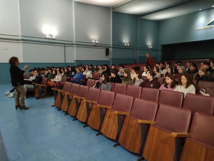 La vicerrectora de Estudiantes y Empleabilidad de la Universidad de La Rioja (UR), Marian Martínez Calvo, ofrece una charla para orientar a alumnos del IES 'D'Elhuyar'
