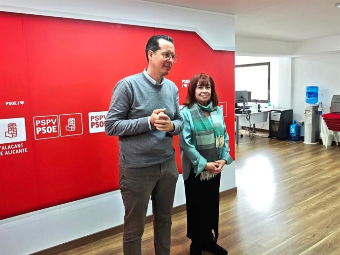 El secretario general del PSPV en la provincia de Alicante, Rubén Alfaro (i), y la presidenta del PSOE, Cristina Narbona (d)
