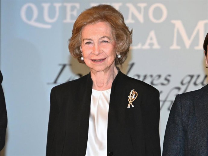 La Reina Sofía durante su visita a la exposición “La bandera que vino de la mar. Los colores que nos identifican” en el Museo Naval