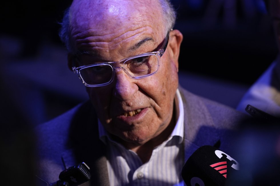 El CEO de Dorna Sports, Carmelo Ezpeleta, atiende a los medios de comunicación en un evento de Estrella Galicia 0,0.