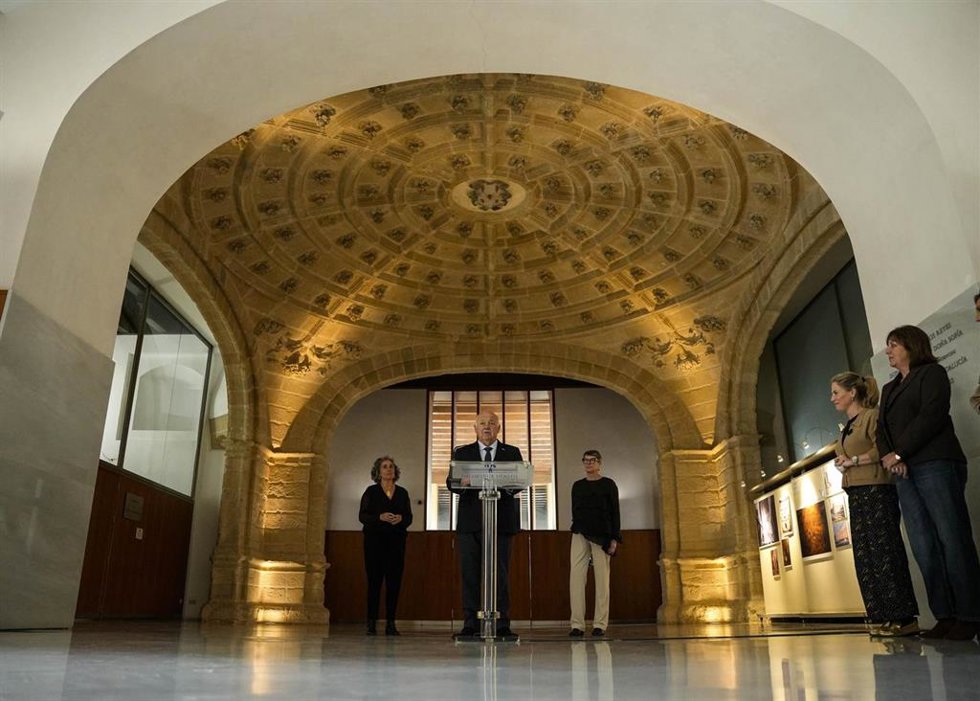 El Salón de Pasos Perdidos del Parlamento andaluz acoge una exposición fotográfica para visibilizar la lactancia materna hasta el 11 de marzo.
