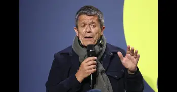 Emmanuel Carrère destaca la "resistencia" de Pedro Sánchez: "Da muestras de más realismo que el resto de dirigentes"