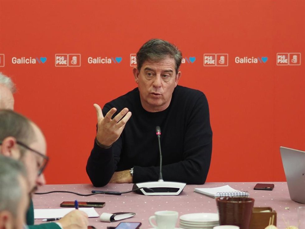 Archivo - El secretario xeral del PSdeG, José Ramón Gómez Besteiro, en rueda de prensa en la Cámara gallega.