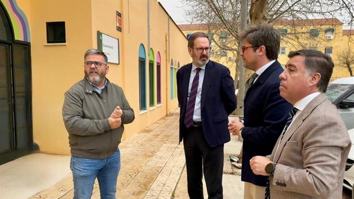 El delegado del Gobierno andaluz, Adolfo Molina (centro), en su visita a la Escuela Infantil Jesús de Ledesma.