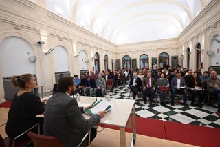 El delegado del Gobierno andaluz en Granada, Antonio Granados, acompañado de la delegada territorial de Agricultura, Pesca, Agua y Desarrollo Rural de la Junta, Carmen Lidia Reyes, se han reunido con representantes de ayuntamientos y oficinas comarcales