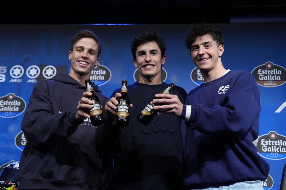 De izquierda a derecha, los pilotos Diogo Moreira, Marc Márquez y José Antonio Rueda, los tres campeones del mundo de la temporada pasada, en un evento de Estrella Galicia 0,0.