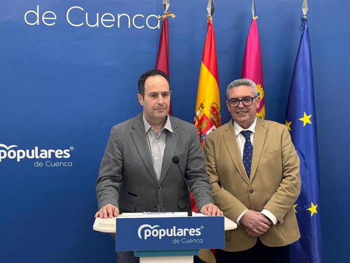 Santiago Lucas-Torres y José Martín-Buro durante la rueda de prensa en Cuenca.