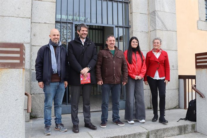 El ministro Urtasun (2º izda) con candidatos locales y la directora de Titirimundi, Marian Palma.