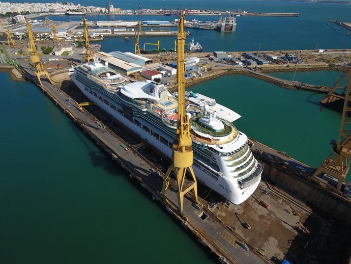 Archivo - El crucero 'Jewel of the Seas' en los astilleros de Navantia Cádiz