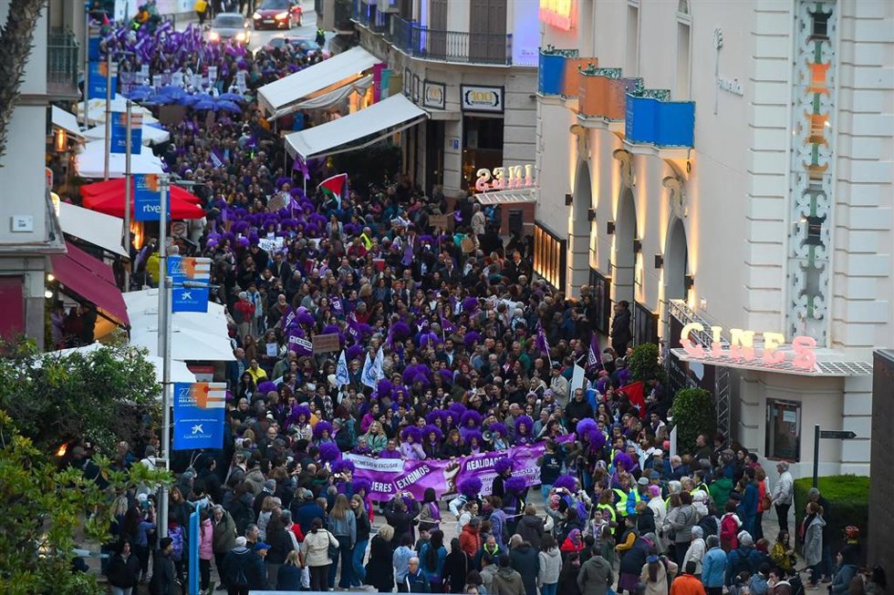 Archivo - Cientos de personas durante la manifestación del 8M, a 8 de marzo de 2024, en Málaga, Andalucía (España). 