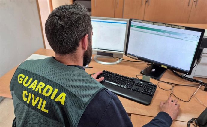 Un agente de la Guardia Civil, de espaldas.