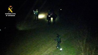 Los agentes de la Guardia Civil, durante la operación.