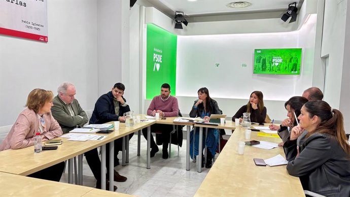 El secretario de Agricultura y Ganadería del PSOE de Sevilla, Gabriel Santos, mantiene una reunión de trabajo con representantes del sector primario de la provincia