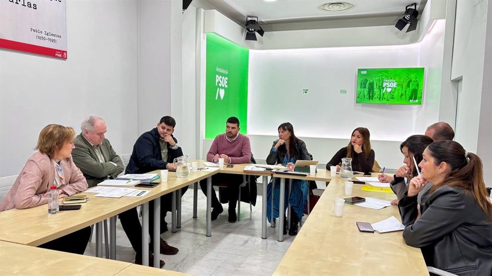 El secretario de Agricultura y Ganadería del PSOE de Sevilla, Gabriel Santos, mantiene una reunión de trabajo con representantes del sector primario de la provincia