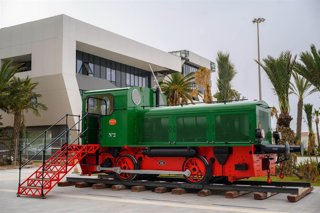 La locomotora Deutz de 1929 tras su instalación en la entrada del Muelle de Levante del Puerto de Almería.