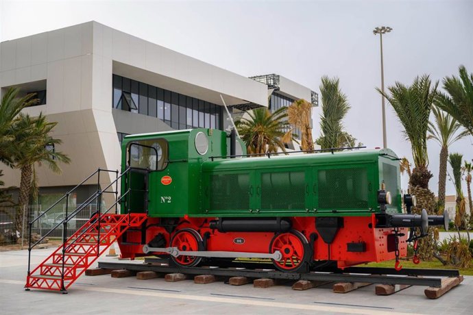 La locomotora Deutz de 1929 tras su instalación en la entrada del Muelle de Levante del Puerto de Almería.