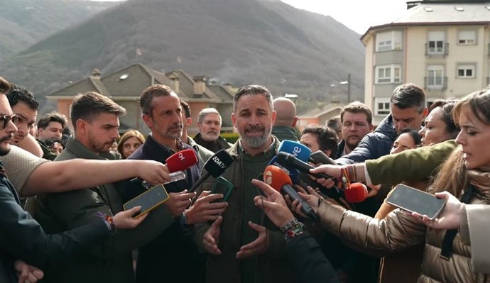 El presidente de Vox, Santiago Abascal, comparece ante los medios en Villablino (León).