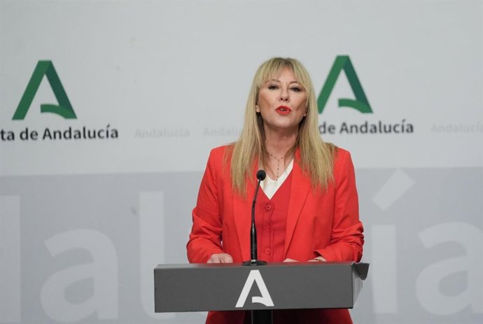 La consejera de Economía, Hacienda, Fondos Europeos y Diálogo Social y portavoz del Gobierno andaluz, Carolina España, en la rueda de prensa posterior al Consejo de Gobierno.