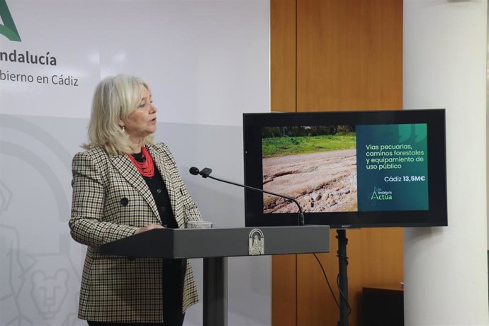 La delegada de la Junta de Andalucía en Cádiz, Mercedes Colombo, anuncia en rueda de prensa inversiones para recuperar caminos rurales y vías pecuarias de la provincia de Cádiz