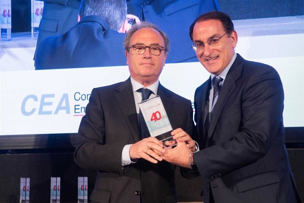 Archivo - Antonio Díaz (izda.), junto al presidente de la CEA, Javier González de Lara, en una imagen de archivo.