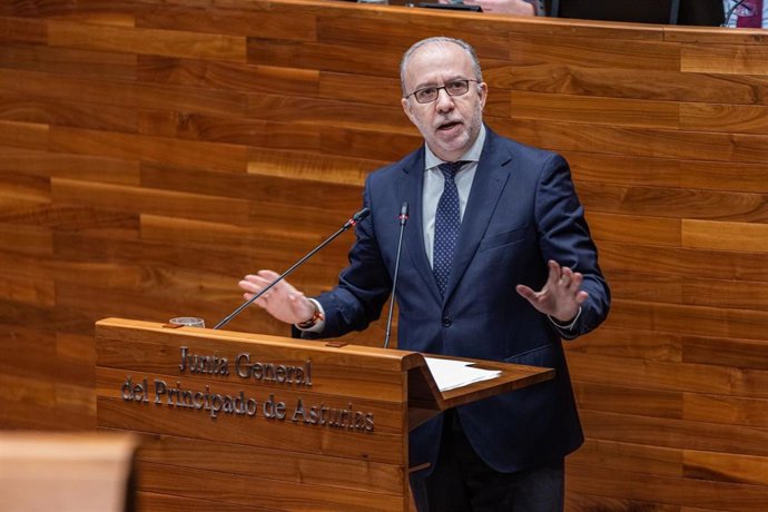 El diputado de Vox Asturias Gonzalo Centeno durante la defensa de la moción en el Pleno de este miércoles en la Junta General.