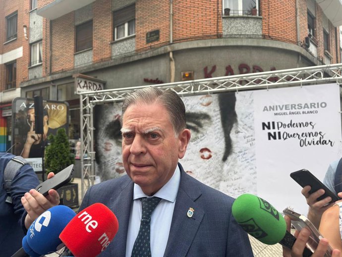 Archivo - El alcalde, Alfredo Canteli, y miembros de la Corporación municipal asisten al Acto institucional en recuerdo de Miguel Ángel Blanco, concejal asesinado por ETA en 1997.