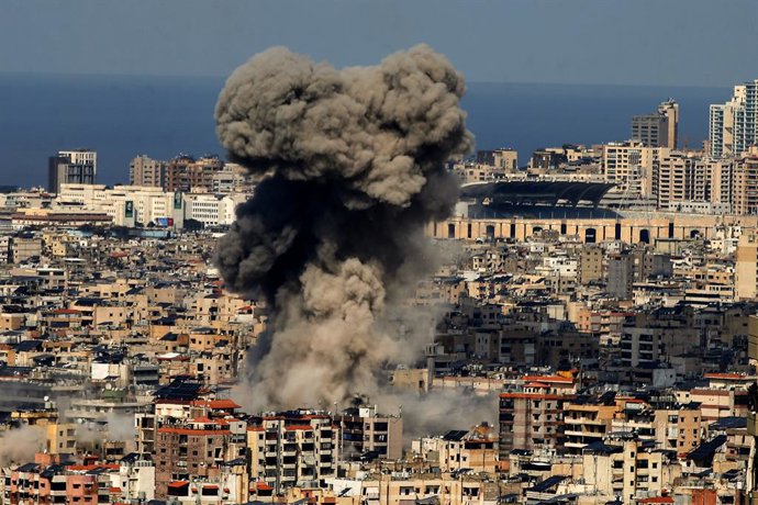 04 March 2026, Lebanon, Beirut:: Black smoke billows from an Israeli air strike on an alleged pro-Iranian Hezbollah target in southern Beirut. 