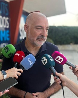 Archivo - El conseller insular del PSIB Andreu Serra en declaraciones a los medios.