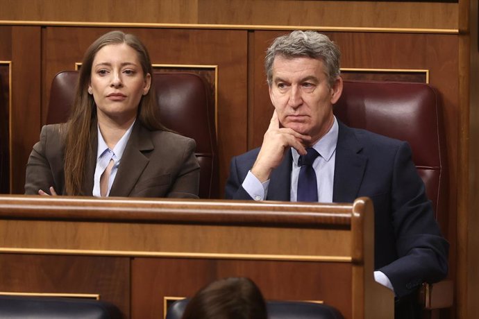 A porta-voz do PP no Congresso, Ester Muñoz, e o presidente do PP, Alberto Núñez Feijóo, durante uma sessão de controle do Governo, no Congresso dos Deputados, em 18 de fevereiro de 2026, em Madri (Espanha). O Governo enfrenta uma nova sessão