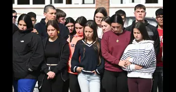 Alumnos y profesores de La Granja de Heras guardan un minuto de silencio entre lágrimas y abrazos