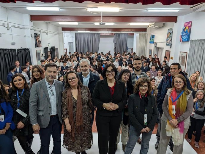 La delegada de Desarrollo Educativo de la Junta en Granada, María José Martín, en el centro en la imagen