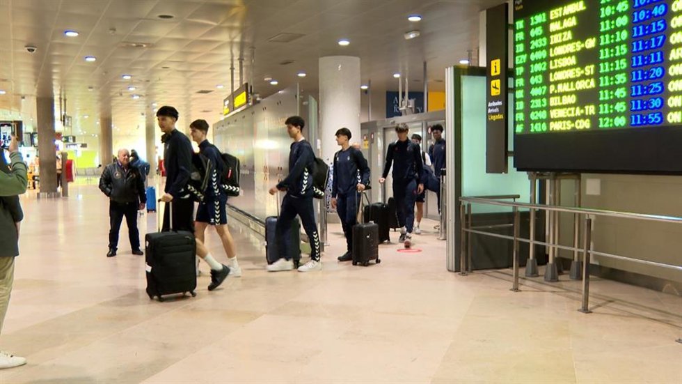 Llegada a Manises de la expedición junior del Valencia Basket tras días en Abu Dhabi