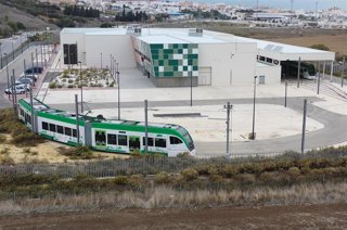 Un tranvía del Trambahía en las cocheras de esta infraestructura.