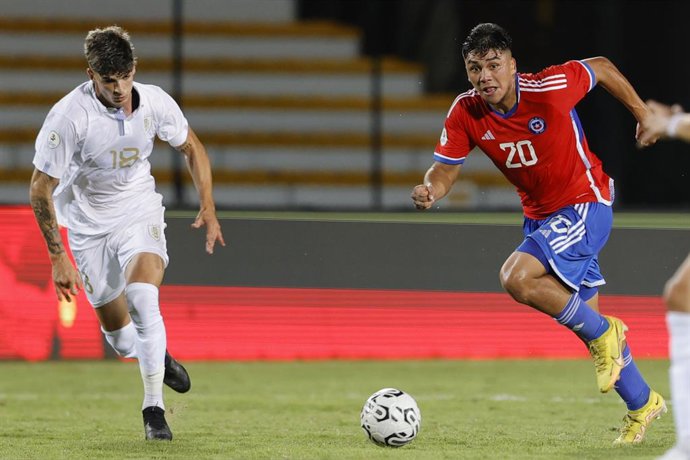 Futbol, Uruguay vs Chile Segunda fecha, Preolimpico sub 23  El jugador de la seleccion chilena Damian Pizarro, derecha, disputa el balon con Santiago Homenchenko de Uruguay durante el partido de clasificacion a los Juegos Olimpicos de Paris 2024