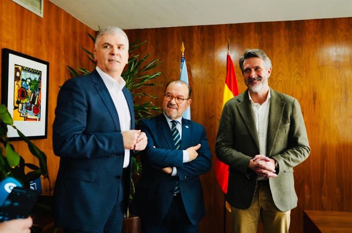 El catedrático de Economía Aplicada de la USC Santiago Lago, el rector de la USC, Antonio López, y el presidente de la Fegamp, Alberto Varela