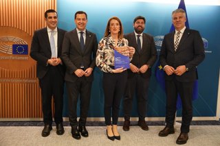 El presidente de la Junta de Andalucía, Juanma Moreno, en Bruselas, junto a la presidenta del Parlamento Europeo, Roberta Metsola, y otros miembros del Comitè de la Regiones.