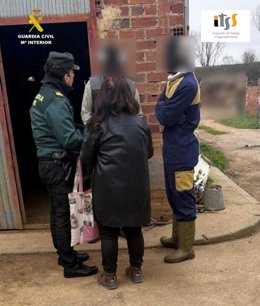 Los guardias civiles durante la inspección de la explotación ganadera.